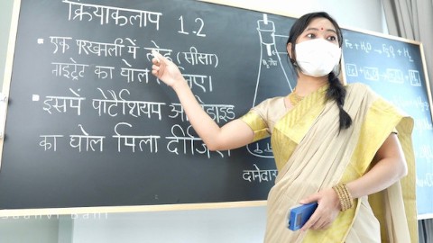 德西老师正在教她的处女学生在教室里进行硬核性交（印地语电视剧）